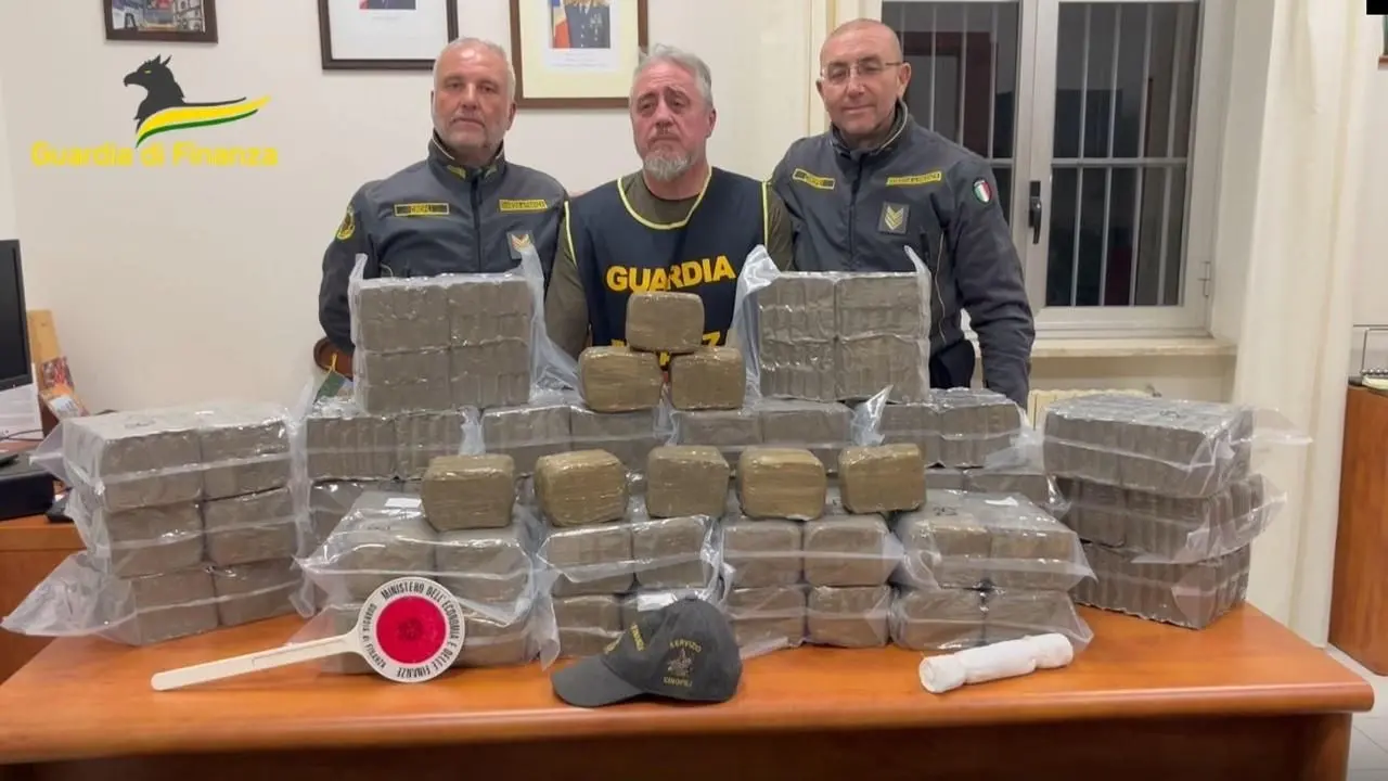 Reggio, in auto con oltre 125 chili di hashish del valore di 1 milione di euro: arrestato corriere della droga