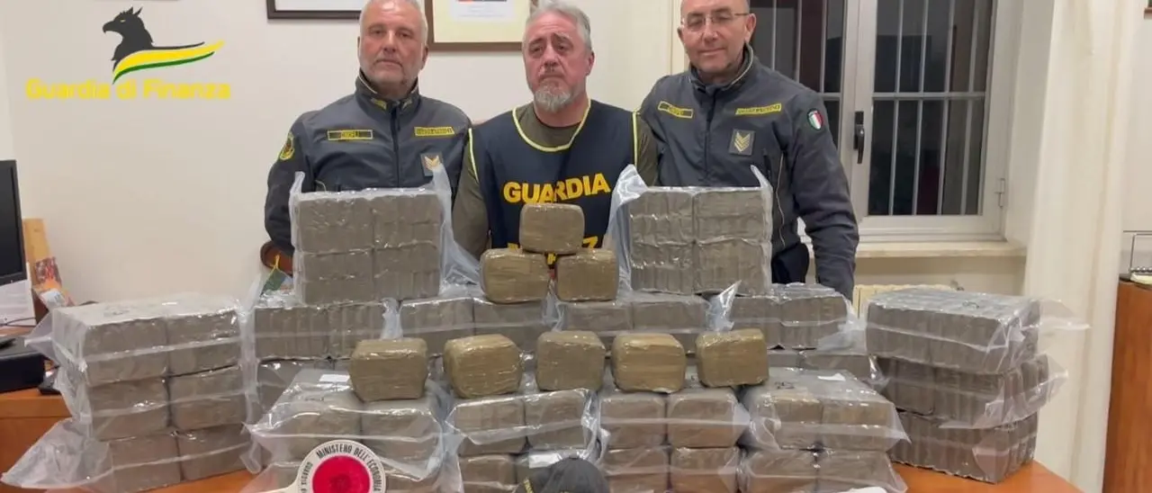 Reggio, in auto con oltre 125 chili di hashish del valore di 1 milione di euro: arrestato corriere della droga