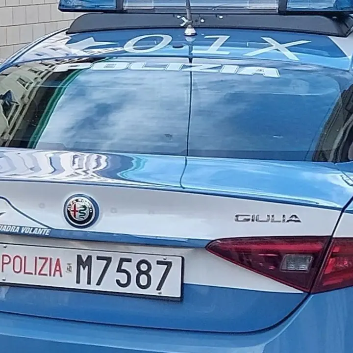 Reggio, beccati in flagranza reato mentre forzano la saracinesca di un negozio: arrestato un 45enne