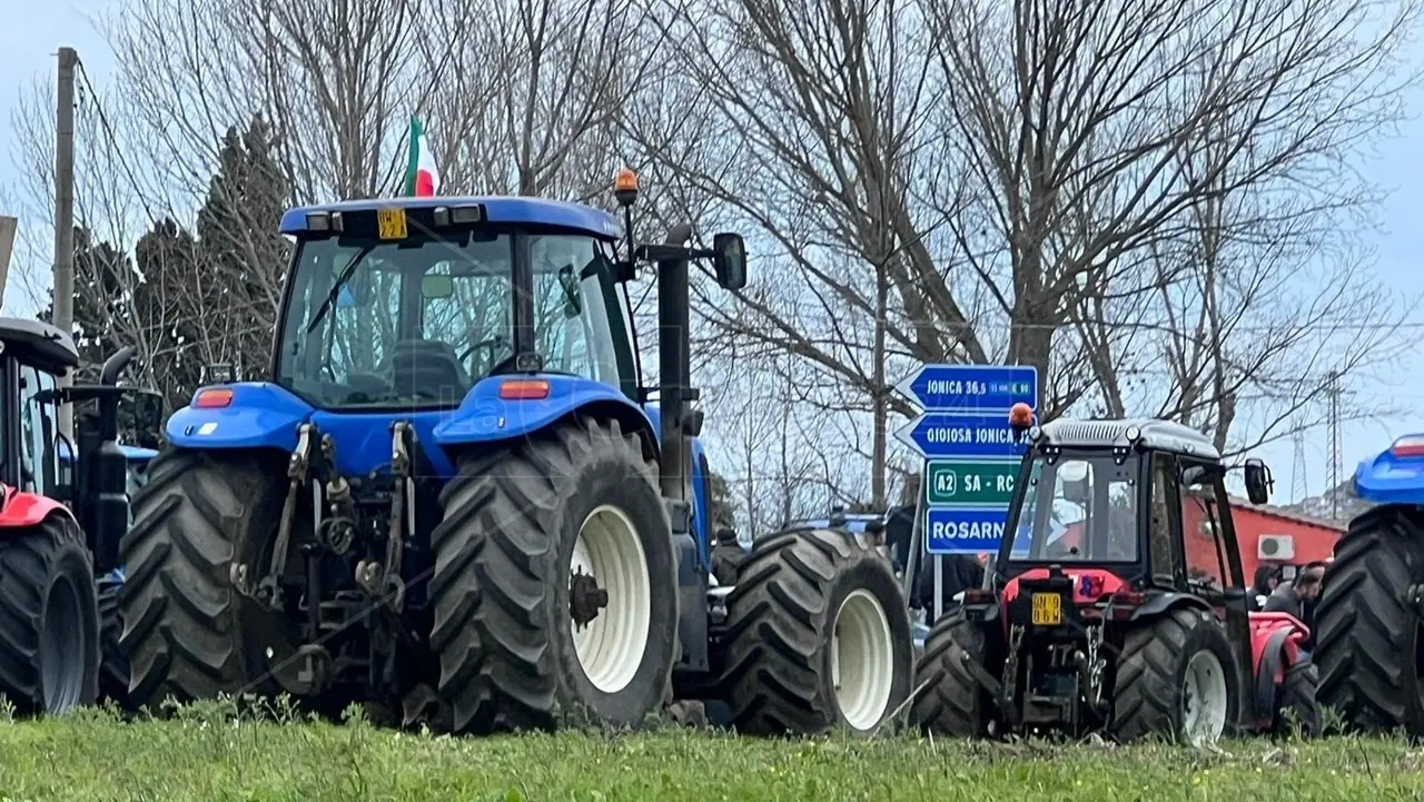 Prosegue la mobilitazione degli agricoltori: trattori e rallentamenti lungo la Jonio Tirreno