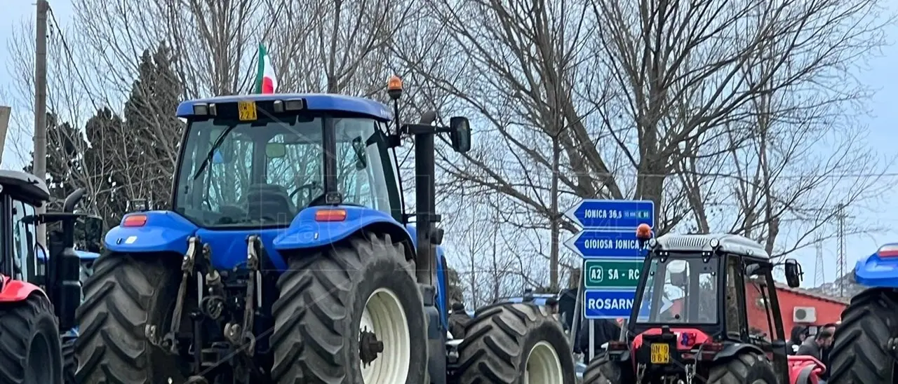 Prosegue la mobilitazione degli agricoltori: trattori e rallentamenti lungo la Jonio Tirreno
