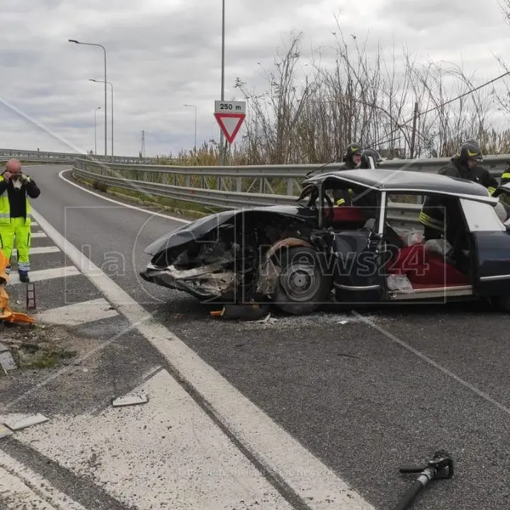 Incidente sull‘A2, auto impatta sullo spartitraffico allo svincolo di Lamezia: morto il conducente. Tre i feriti, uno trasferito in elisoccorso