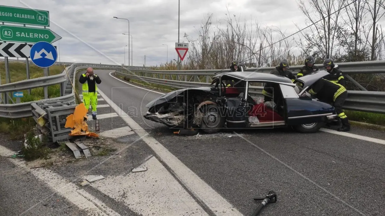 Incidente sull‘A2, auto impatta sullo spartitraffico allo svincolo di Lamezia: morto il conducente. Tre i feriti, uno trasferito in elisoccorso