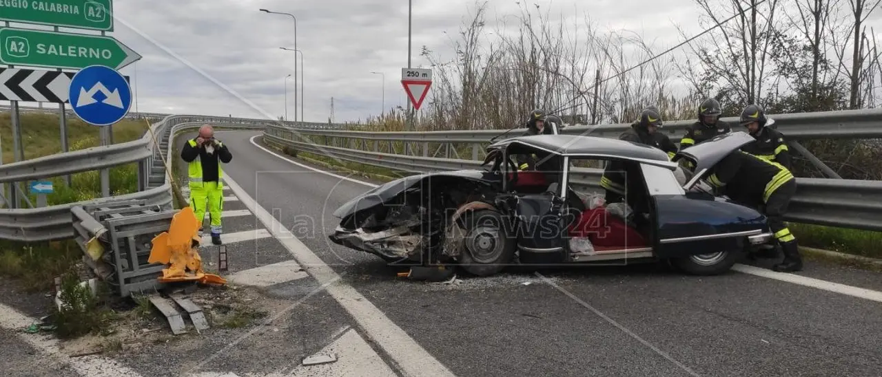 Incidente sull‘A2, auto impatta sullo spartitraffico allo svincolo di Lamezia: morto il conducente. Tre i feriti, uno trasferito in elisoccorso