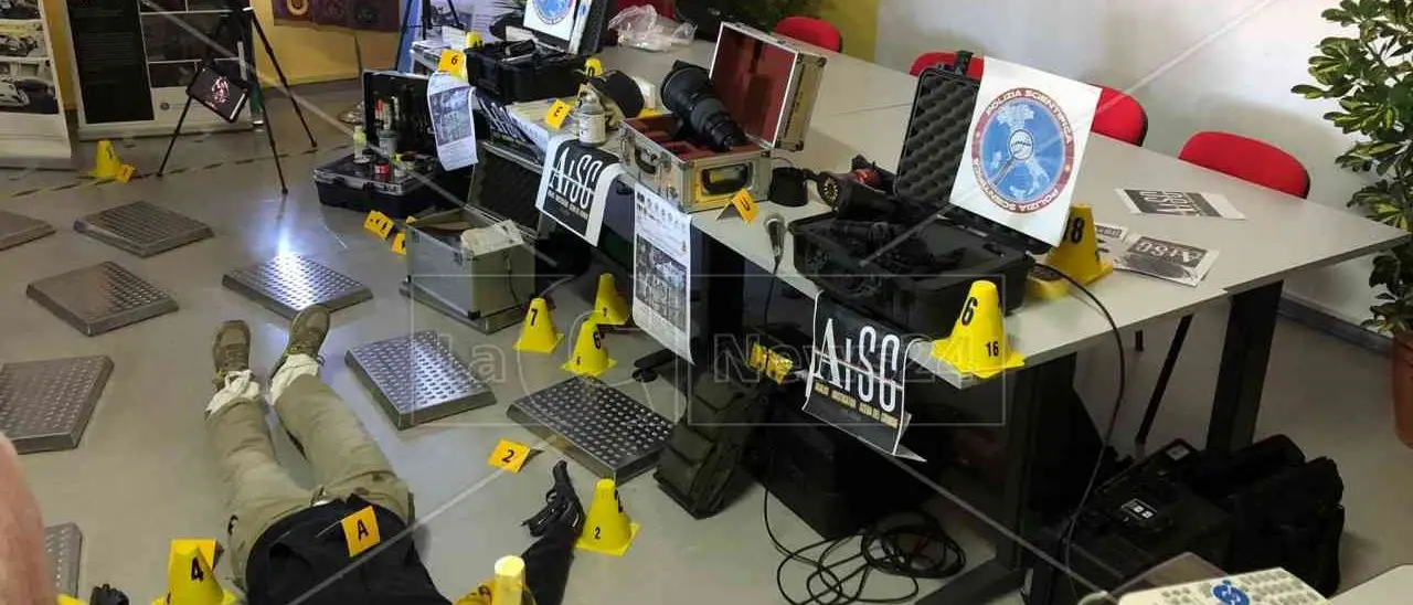 Investigatori per un giorno, gli studenti dell’istituto Mazzone di Roccella incontrano la polizia scientifica