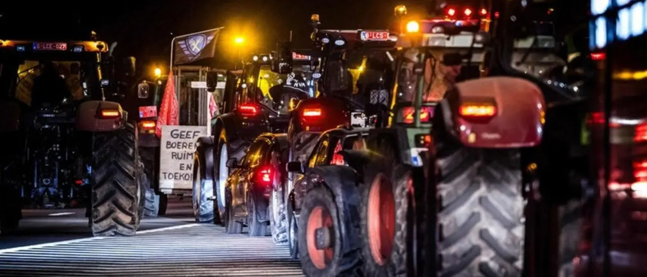 Protesta dei trattori, blocchi al confine tra Belgio e Olanda. In Francia rientra la mobilitazione