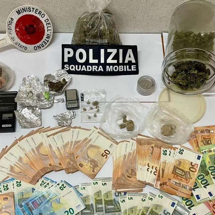 Lamezia, tenta di sbarazzarsi dell’eroina dal finestrino dell’auto ma a casa nasconde marijuana: arrestato 47enne