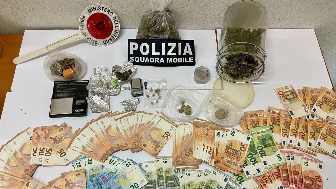 Lamezia, tenta di sbarazzarsi dell’eroina dal finestrino dell’auto ma a casa nasconde marijuana: arrestato 47enne