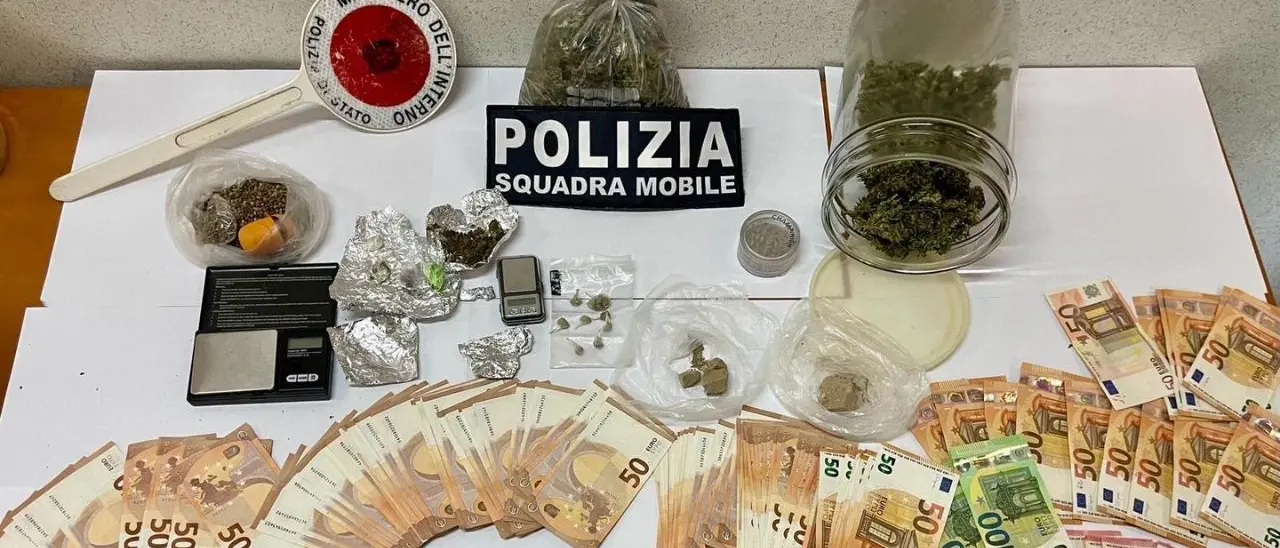 Lamezia, tenta di sbarazzarsi dell’eroina dal finestrino dell’auto ma a casa nasconde marijuana: arrestato 47enne