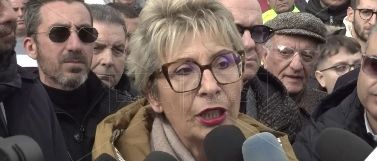 Il prefetto di Crotone in piazza con gli agricoltori: «Vi siamo vicini, mi auguro che l’Europa ascolti la vostra protesta»