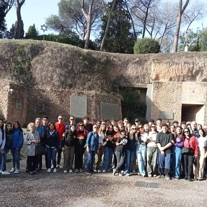 Dalle Fosse Ardeatine a Sant’Anna di Stazzema, il viaggio di 45 studenti nei luoghi della memoria
