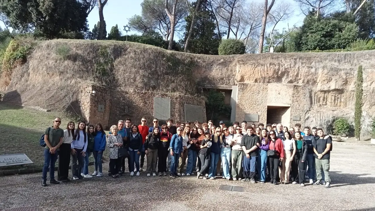 Dalle Fosse Ardeatine a Sant’Anna di Stazzema, il viaggio di 45 studenti nei luoghi della memoria