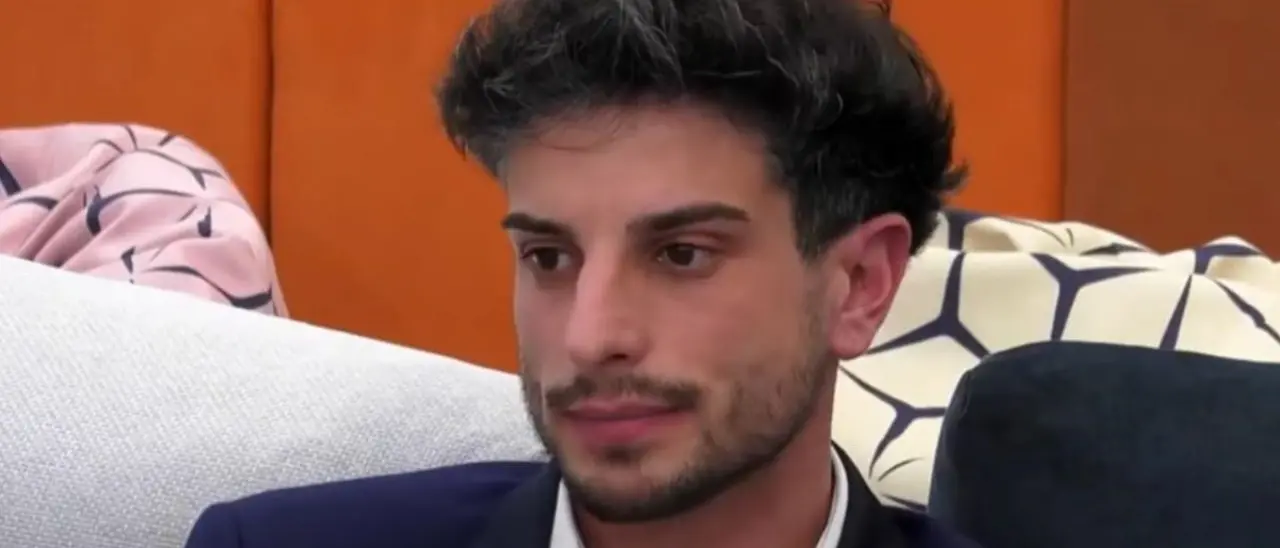 Grande Fratello, il calabrese Giuseppe Garibaldi esce dalla casa in ambulanza dopo un malore: «È sotto osservazione»