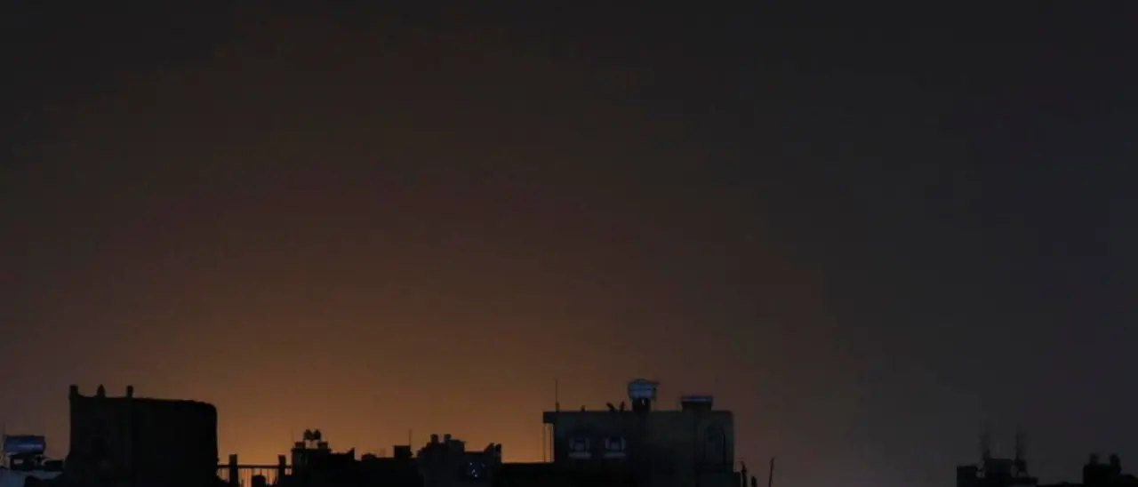 Yemen, raid di Usa e Gran Bretagna: colpiti almeno 30 obiettivi dei ribelli Houthi