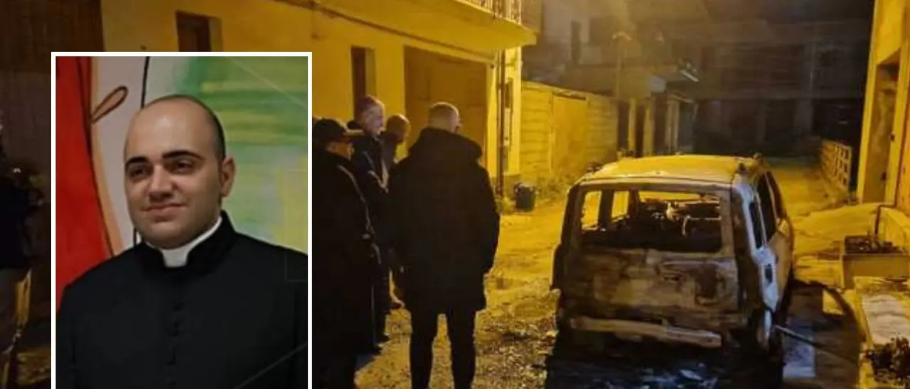 Bruciata l’auto di don Rigoli, il parroco di Varapodio già aggredito a testate dopo una funzione funebre