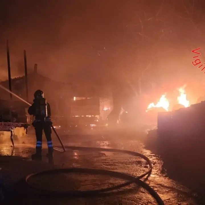 Incendio nel Cosentino, in fiamme il capannone di un’azienda di legname: vigili del fuoco in azione