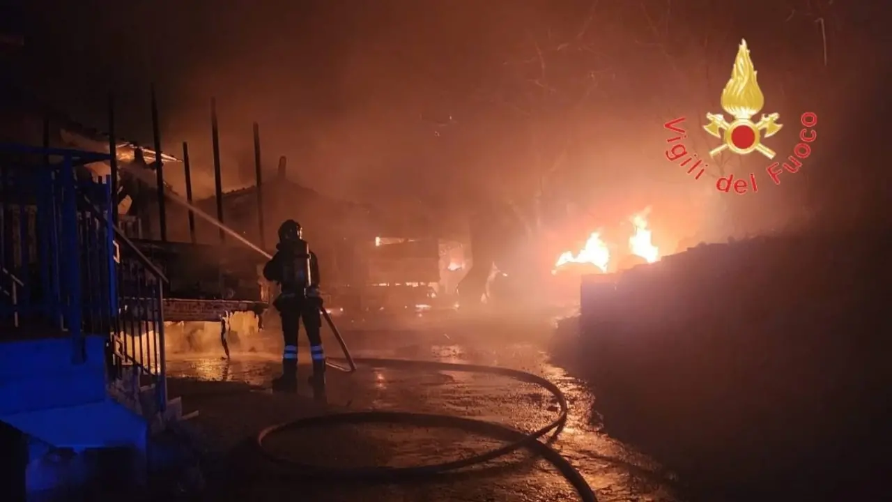 Incendio nel Cosentino, in fiamme il capannone di un’azienda di legname: vigili del fuoco in azione