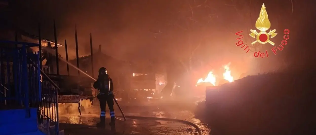 Incendio nel Cosentino, in fiamme il capannone di un’azienda di legname: vigili del fuoco in azione