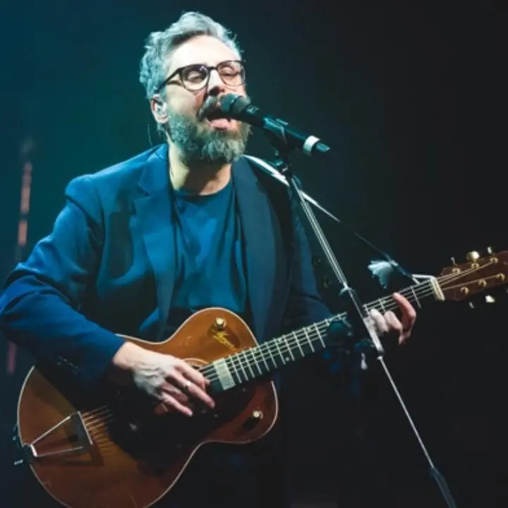 Il No (scherzoso) di Brunori al Festival di Sanremo: «Non ci andrò mai: ho paura che gli amici mi sfottano»