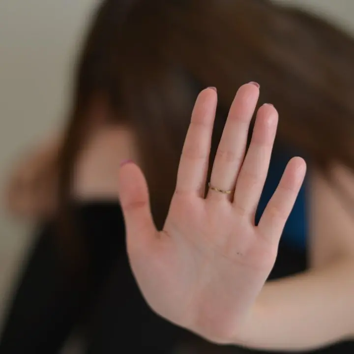 «Vi supplico, lasciatemi andare», poi lo stupro davanti al fidanzatino. La 13enne di Catania riconosce gli aggressori