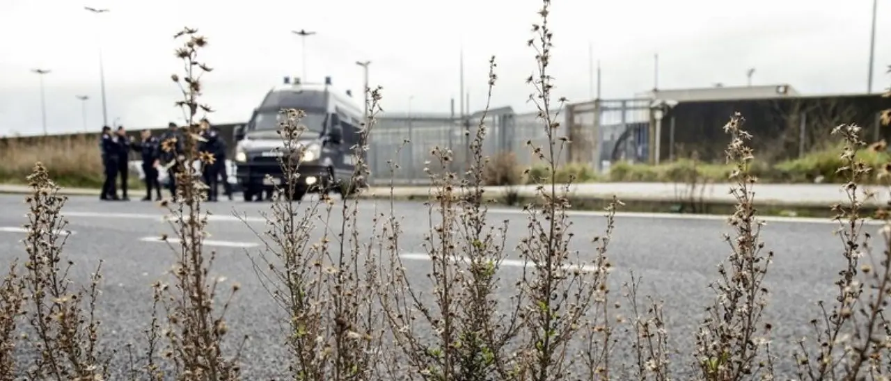 Migrante si impicca nel Cpr di Roma: «Non ce la faccio più, portate il mio corpo in Africa». Scontri con la polizia