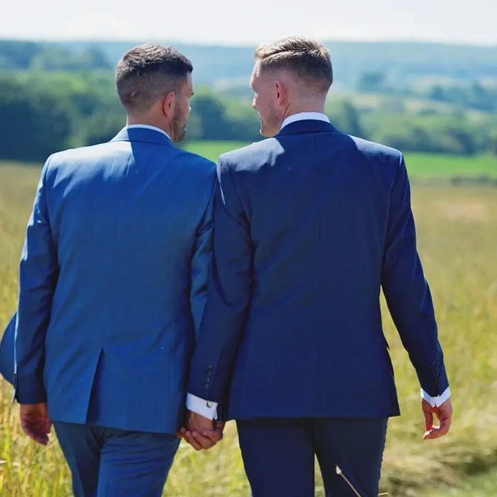 Sorpresa per un cosentino: chiede un certificato di matrimonio e scopre di essere bigamo (e sposato da 40 anni con un uomo)