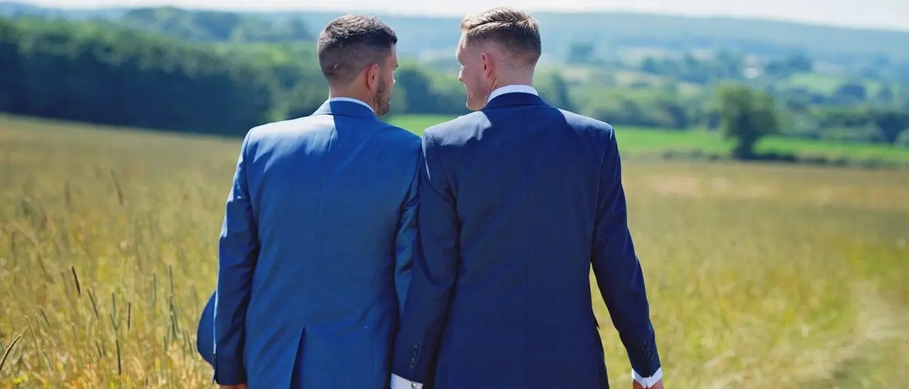 Sorpresa per un cosentino: chiede un certificato di matrimonio e scopre di essere bigamo (e sposato da 40 anni con un uomo)