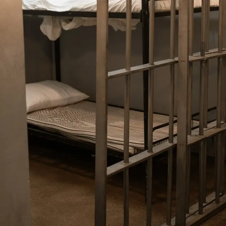 Carcere Catanzaro, detenuto aggredisce due poliziotti: la denuncia del Sinappe