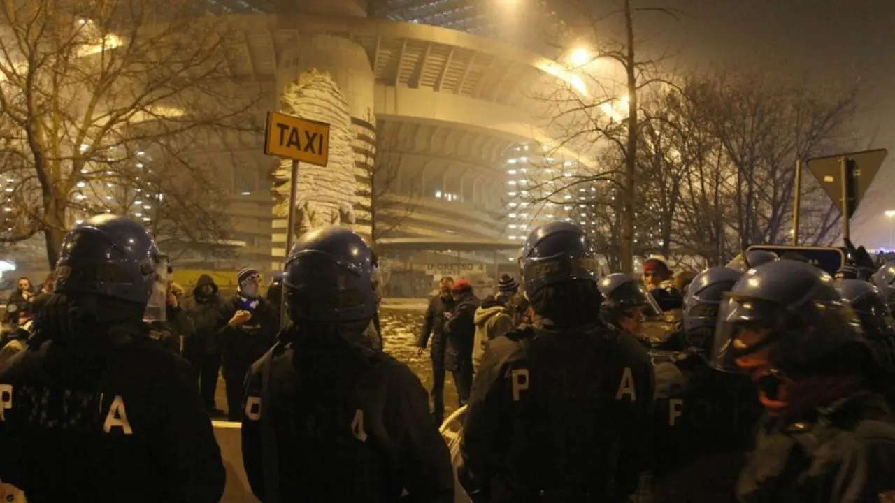 Tensioni dopo Inter-Juventus, lanciate bombe carta contro la polizia: 50 interisti in questura