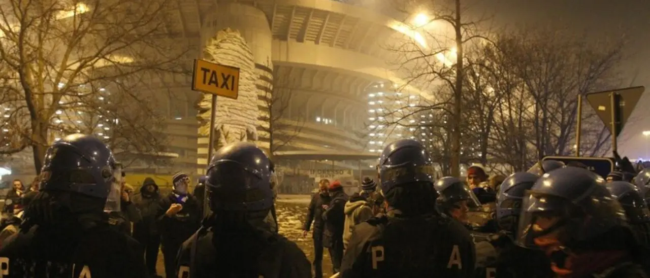Tensioni dopo Inter-Juventus, lanciate bombe carta contro la polizia: 50 interisti in questura