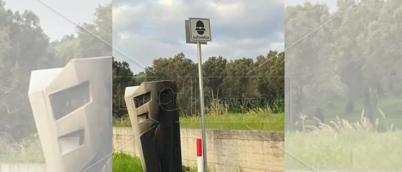 A Palmi autovelox installato e subito bruciato: in Calabria “fleximan” usa il fuoco