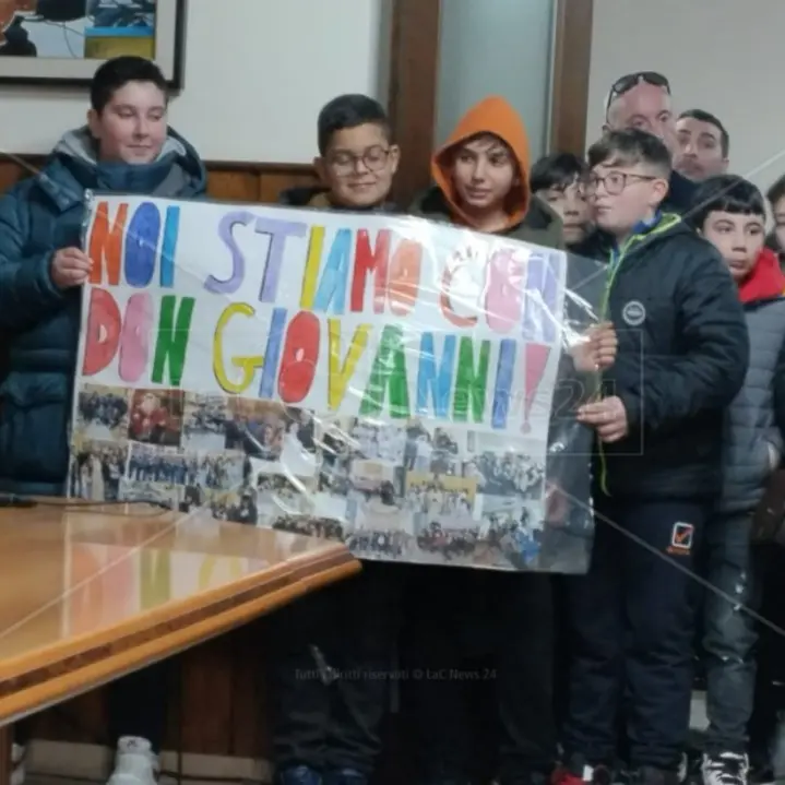 Tre capo-scout hanno tirato fuori dalla canonica di Varapodio i 10 ragazzi assediati dal rogo dell’auto di don Rigoli