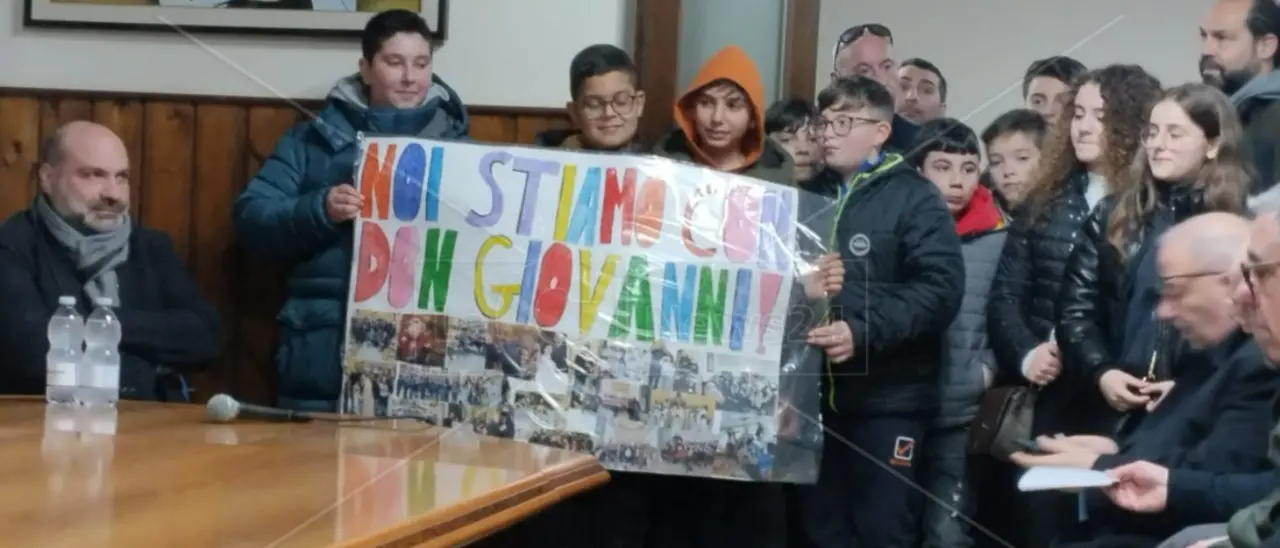 Tre capo-scout hanno tirato fuori dalla canonica di Varapodio i 10 ragazzi assediati dal rogo dell’auto di don Rigoli