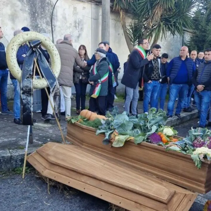 Protesta dei trattori, in mille a Polistena con i manifestanti: va in scena il funerale dell’agricoltura