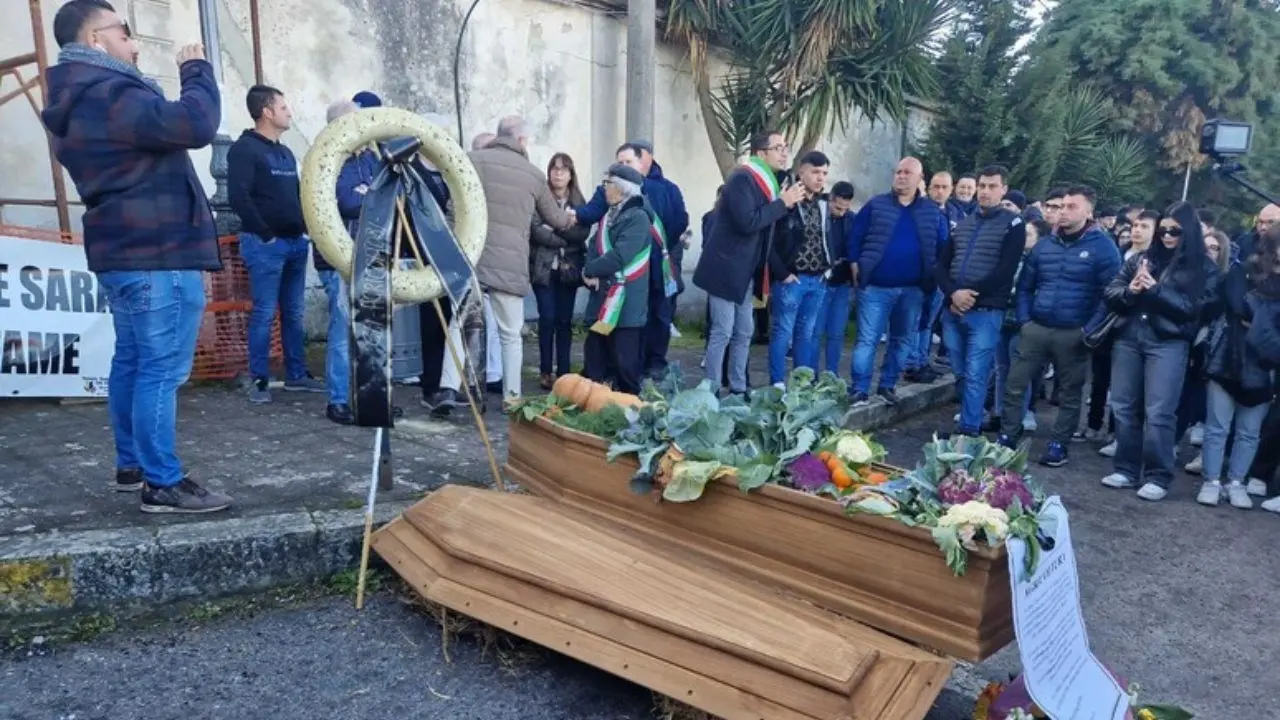 Protesta dei trattori, in mille a Polistena con i manifestanti: va in scena il funerale dell’agricoltura