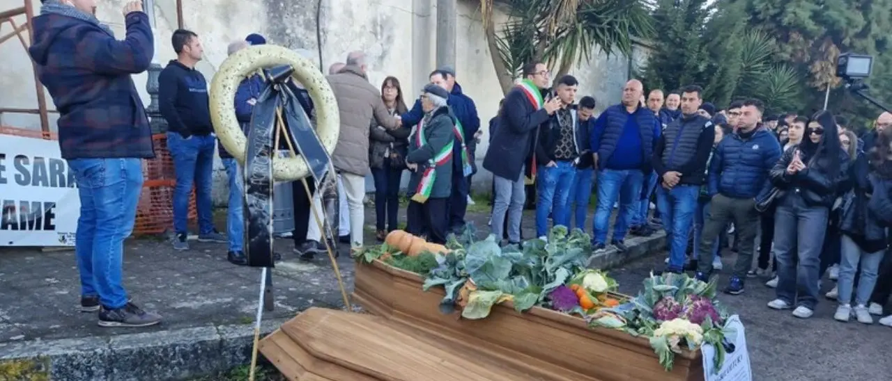Protesta dei trattori, in mille a Polistena con i manifestanti: va in scena il funerale dell’agricoltura
