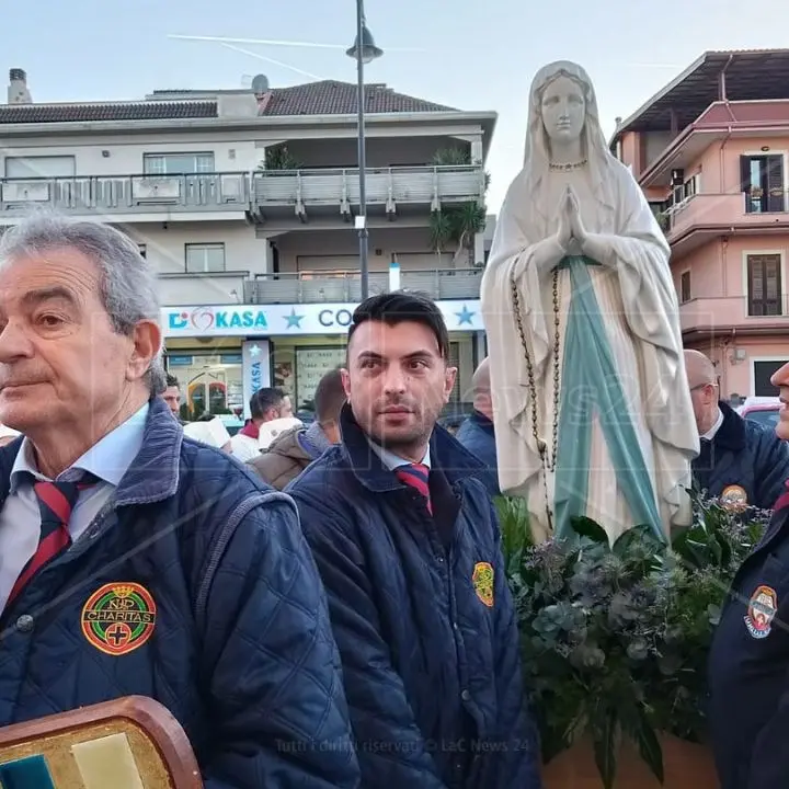 Gioia Tauro, i fedeli accolgono con commozione l’effige della Madonna di Lourdes