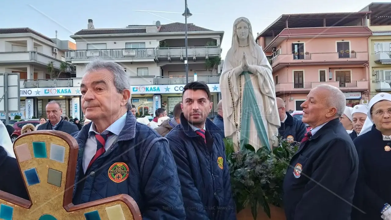 Gioia Tauro, i fedeli accolgono con commozione l’effige della Madonna di Lourdes