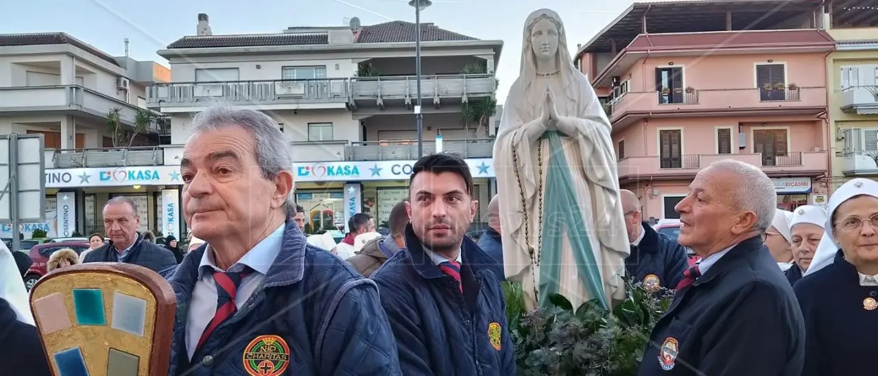 Gioia Tauro, i fedeli accolgono con commozione l’effige della Madonna di Lourdes