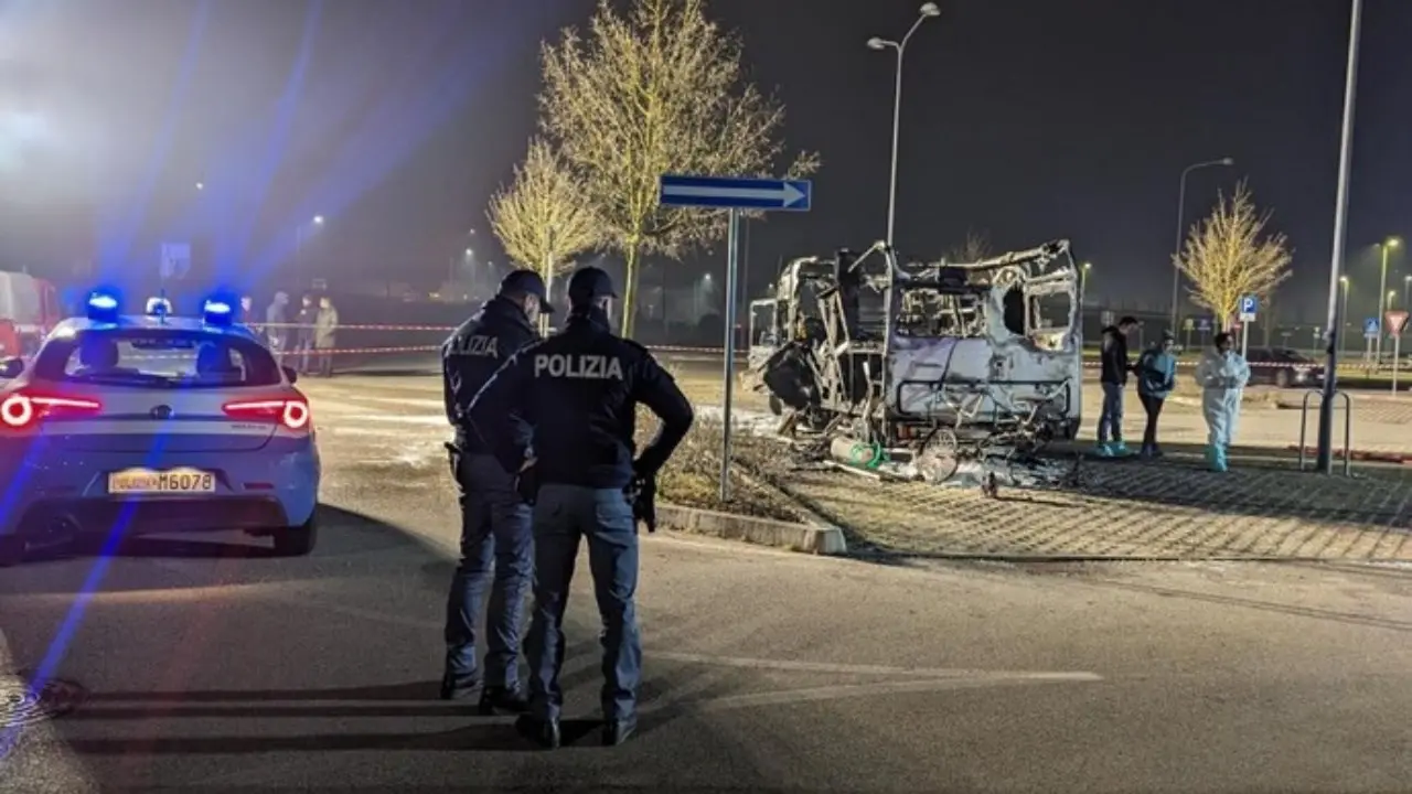 Ferrara, camper va a fuoco in un parcheggio: morte due persone