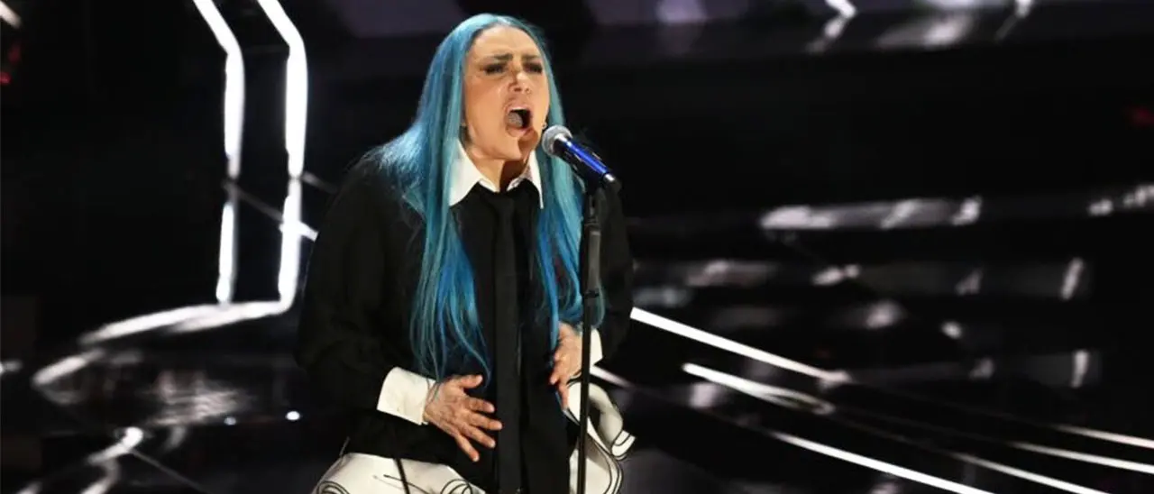 Loredana Bertè, la tigre calabrese dai capelli blu conquista l’Ariston: la sua “Pazza” prima nella classifica della stampa