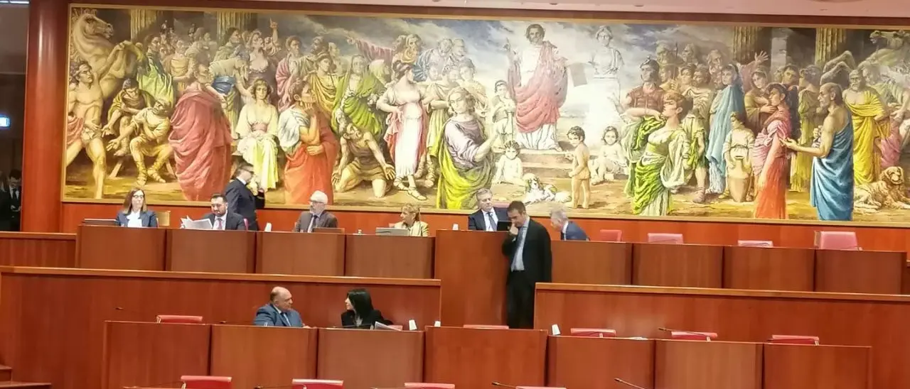 Mancuso riconfermato alla Presidenza del consiglio regionale: prende anche due voti dall’opposizione. Pd e M5s si astengono