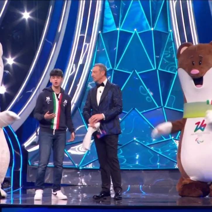 Sanremo, sul palco lo studente della scuola calabrese che ha disegnato le mascotte delle Olimpiadi invernali 2026