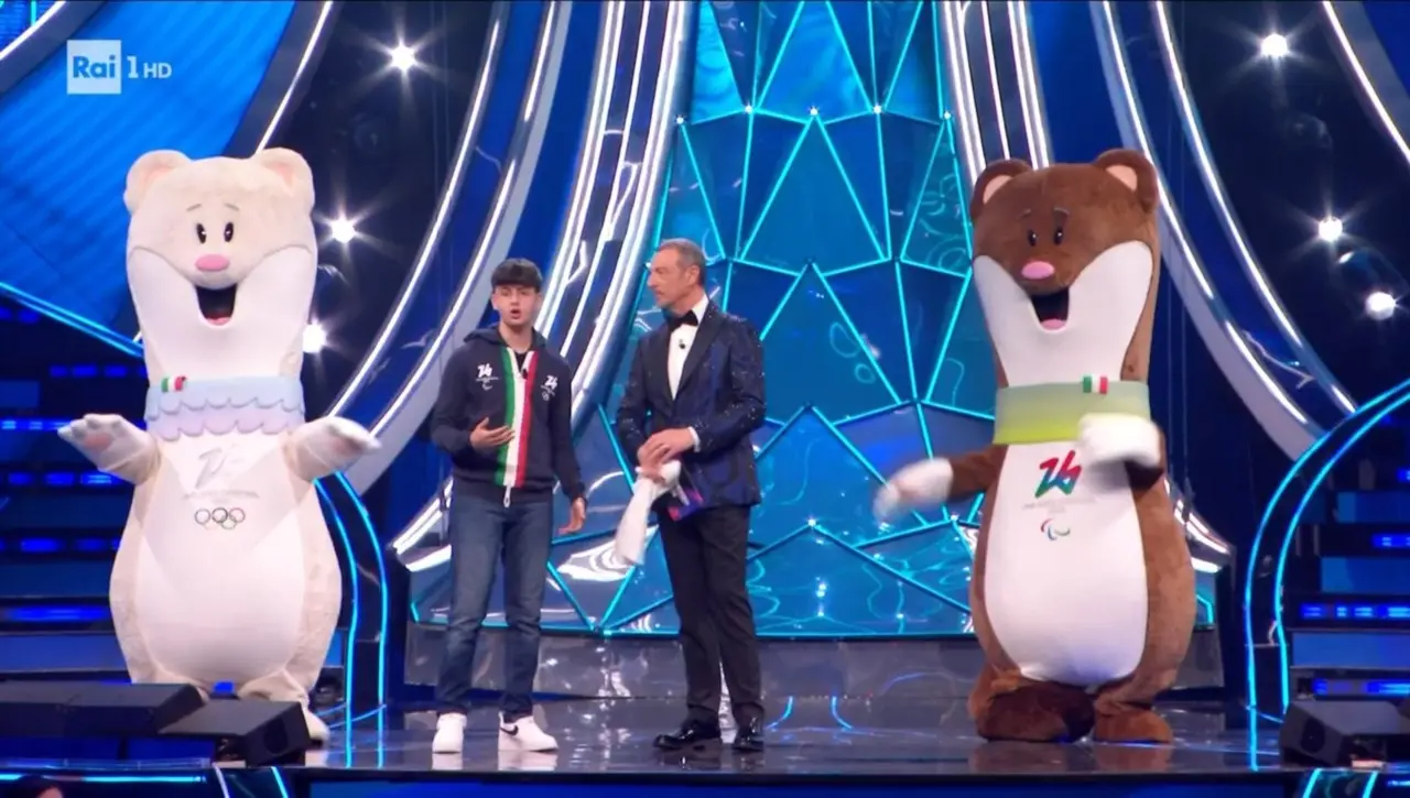 Sanremo, sul palco lo studente della scuola calabrese che ha disegnato le mascotte delle Olimpiadi invernali 2026