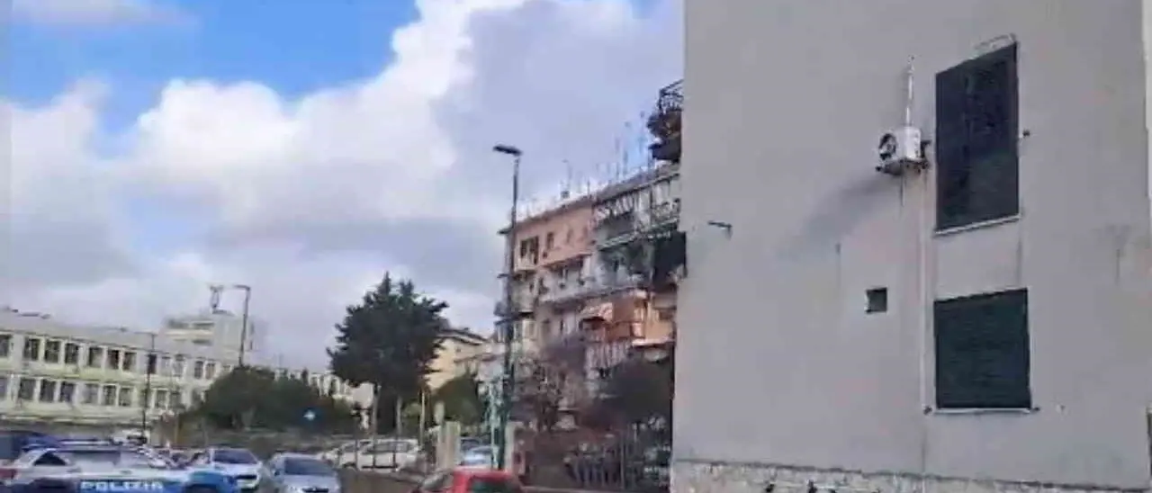 Barricato in casa a Napoli, i poliziotti fanno irruzione: trovato morto accanto al corpo della moglie