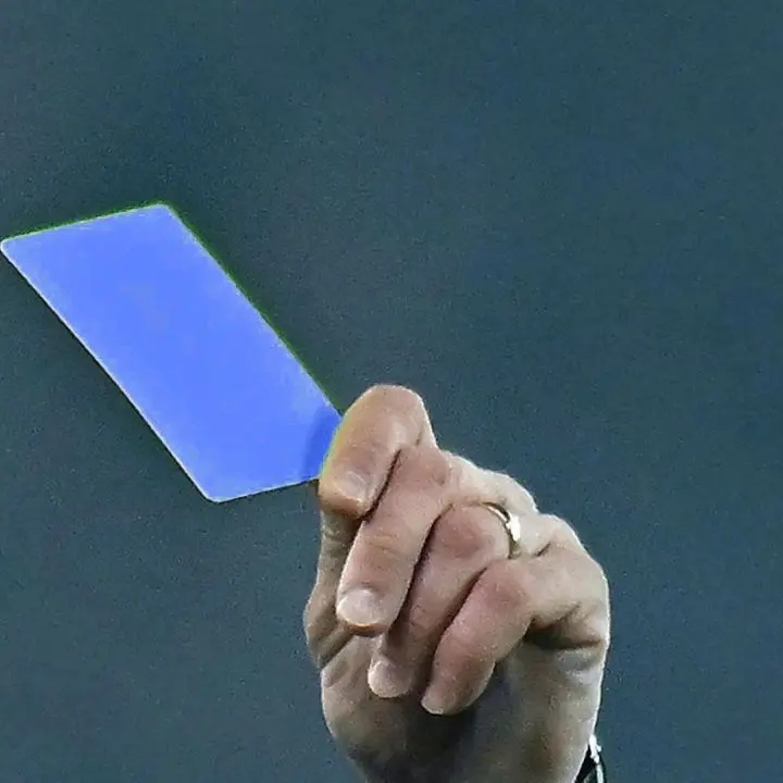 Rivoluzione nel mondo del calcio, arriva il cartellino blu: cos’è e come funziona