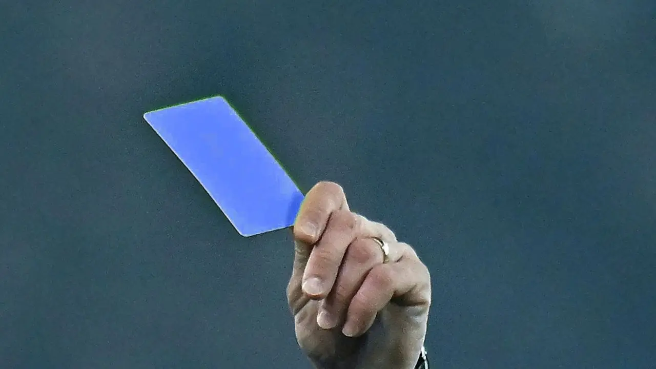 Rivoluzione nel mondo del calcio, arriva il cartellino blu: cos’è e come funziona