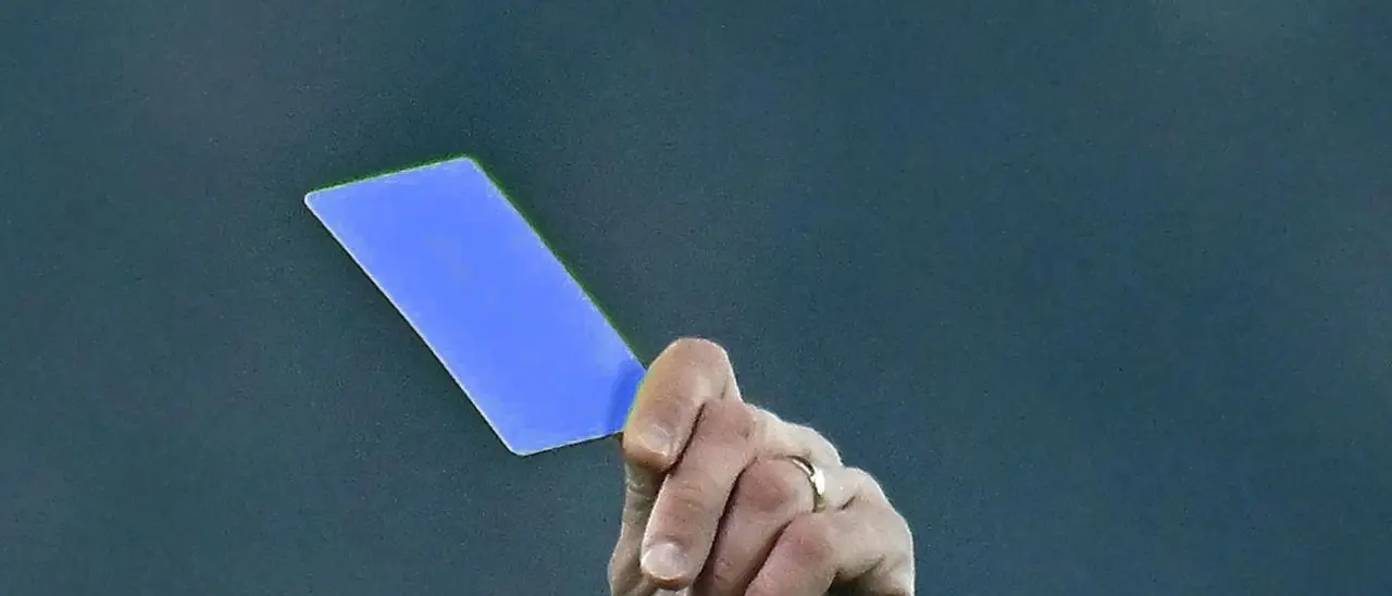 Rivoluzione nel mondo del calcio, arriva il cartellino blu: cos’è e come funziona