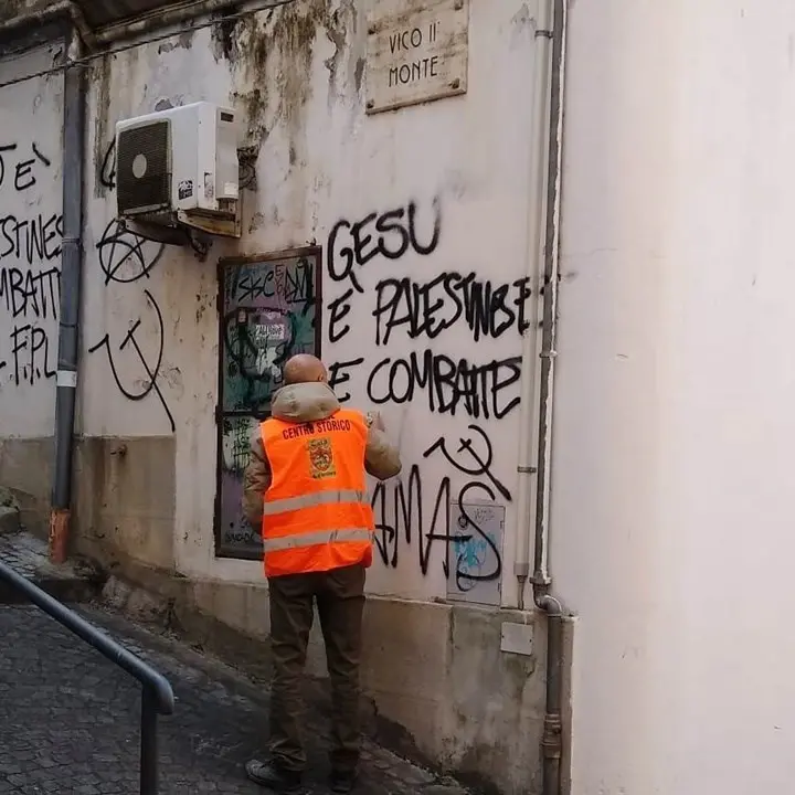 “Gesù combatte con Hamas”, a Catanzaro rimosse scritte sui muri segnalate dalla Digos