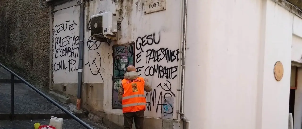 “Gesù combatte con Hamas”, a Catanzaro rimosse scritte sui muri segnalate dalla Digos